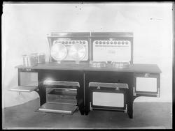 Sarpsborgkomfyren, reklameopptak. Komfyr med magasin og varm