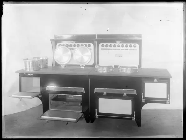 Sarpsborgkomfyren, reklameopptak. Komfyr med magasin og varm