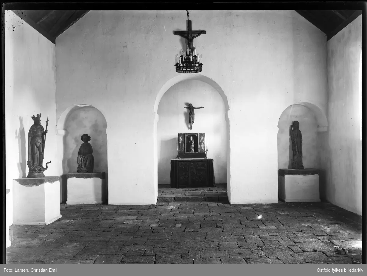 Borgarsyssel Museum, alter i Olavskapellet og diverse helgenfigurer, ant fotogafert i 1930, se stenarbeid nederst til høyre, da kapellet ble innviet. Olavsfrontale BRM.01165, er en kopi som kom til  museet i 1930.