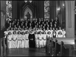 Konfirmanter i Sarpsborg kirke , høsten 1947.
36 jenter, 39