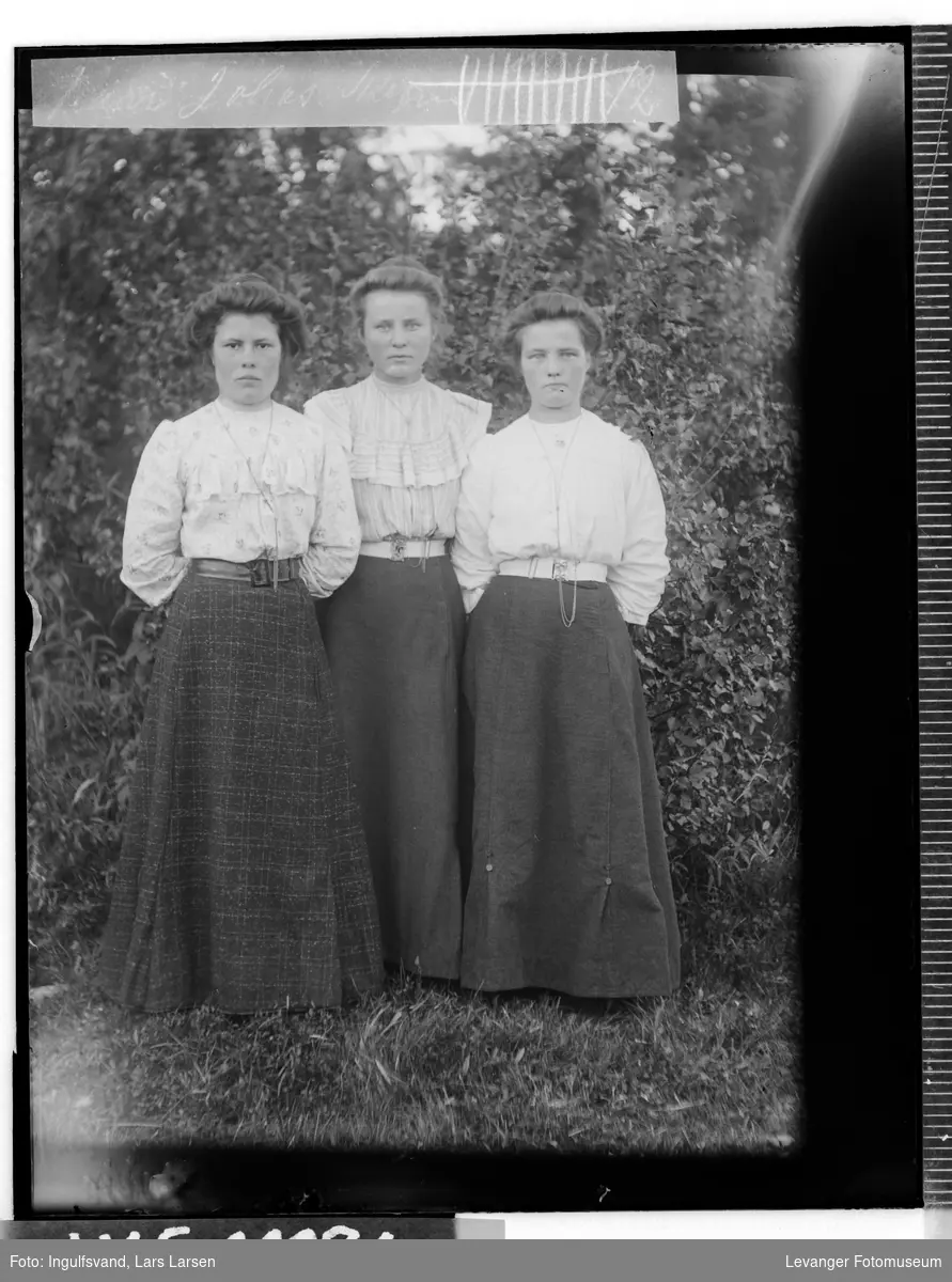 Portrett av tre unge kvinner.