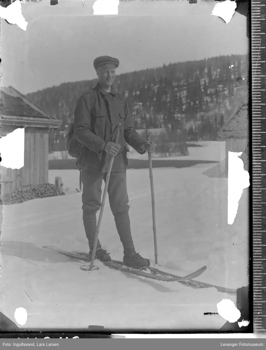 Portrett av mann på ski.