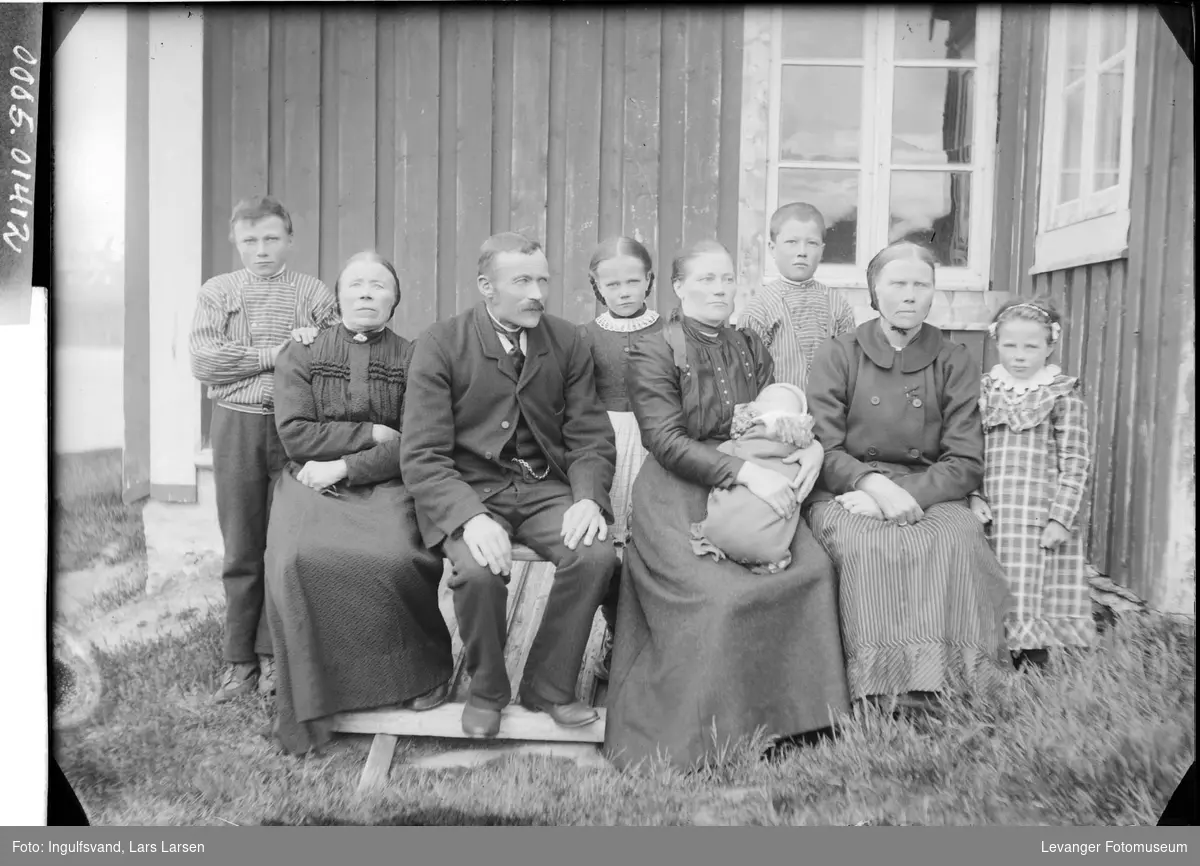Gruppebilde av en mann, tre kvinner og fem barn.
