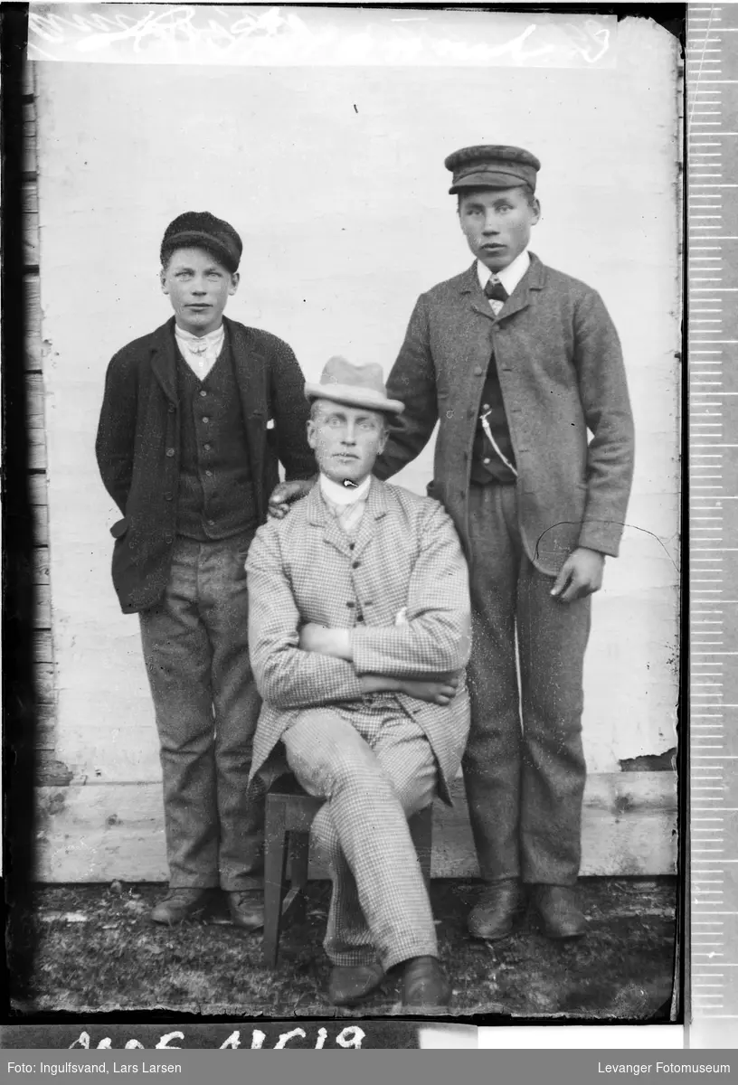 Portrett av en mann og to gutter.