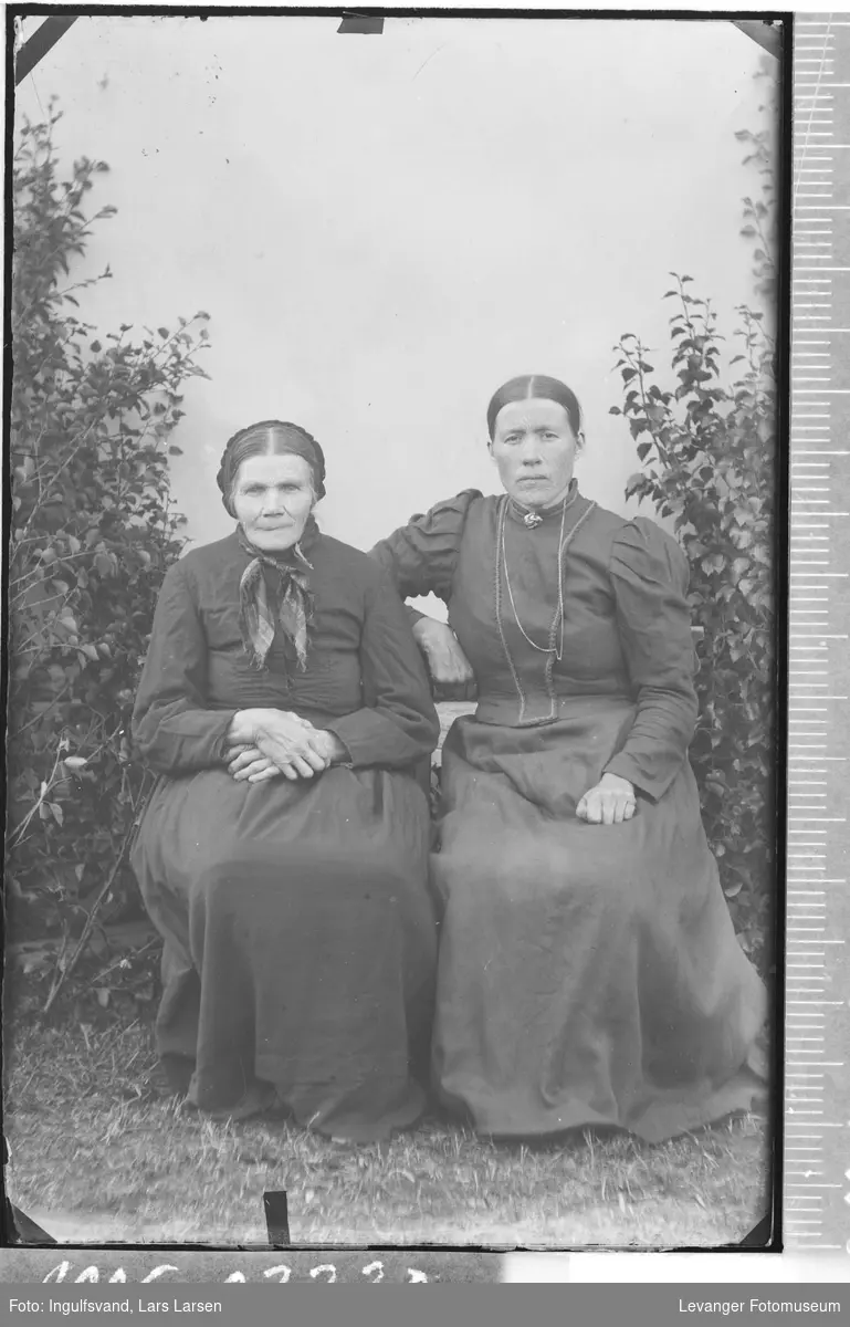 Portrett av to sittende kvinner.