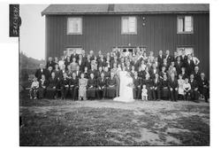 Brudeparet  Oline Andersen og Per Sørum med bryllupsgjester 