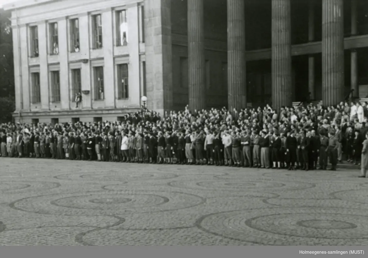 En menneskemengde utenfor Universitetet i Oslo.