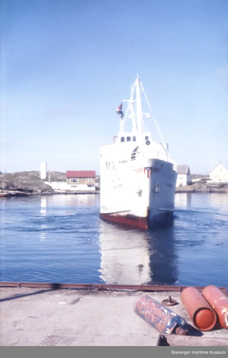 MS "Sjernarøy" legger til kais.