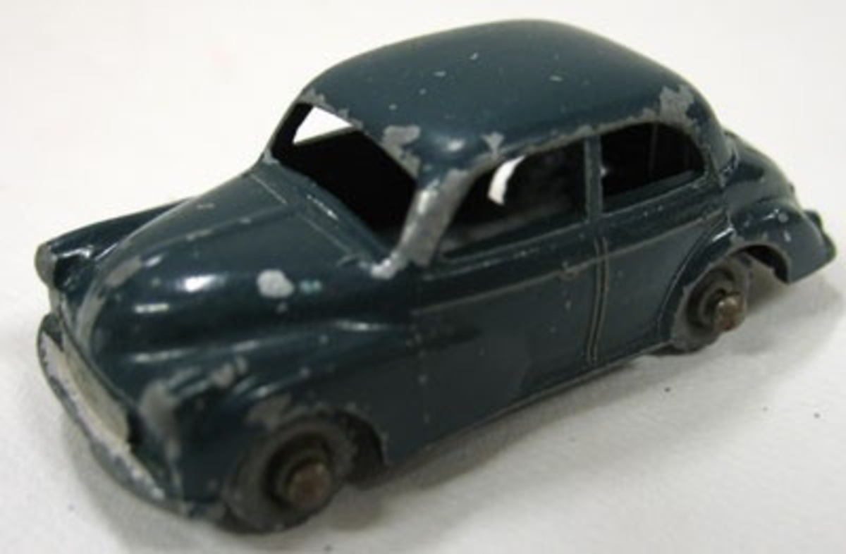 Mörkgrå bil.

En av 12 st. leksaksbilar av metall tillverkade av Lesney Products & Co. Storbritannien.

Förutom personbilar finns en tankbil, en dubbeldäckad buss, en kranbil samt en lastbil. Bilarna är tillverkade under 1960-70 talet och är samtliga av metall. Flera av bilarna är hårt slitna.

Längd 5,2-8,2 cm.