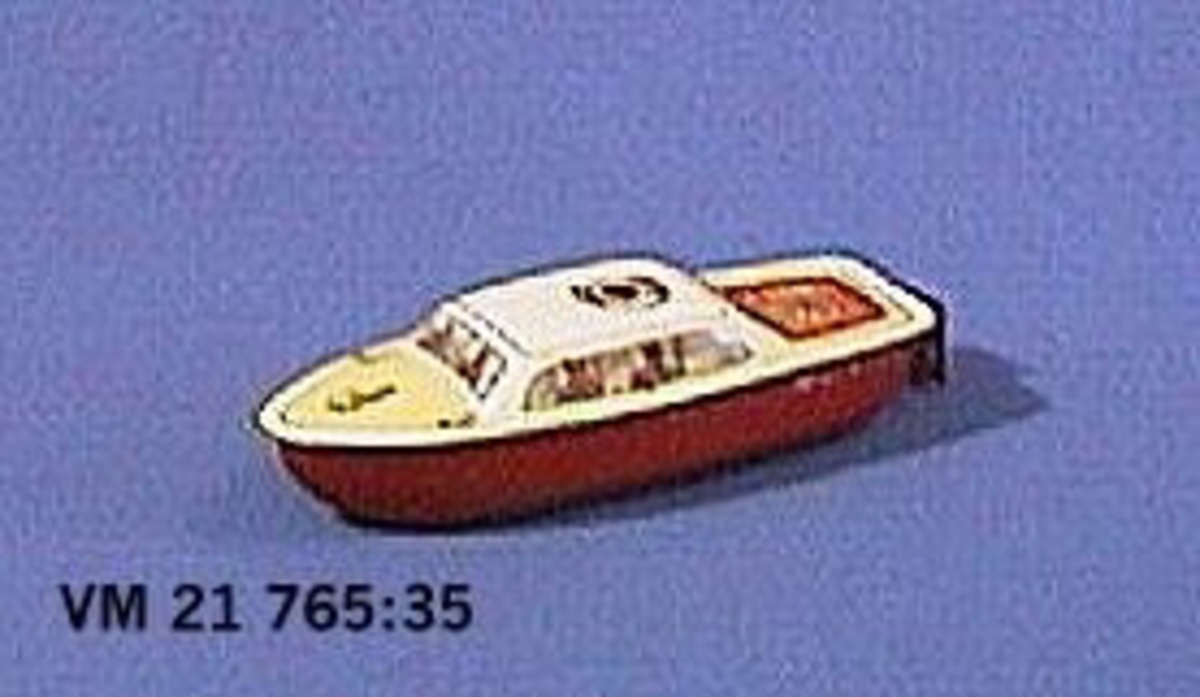 1 st.patrullbåt (tull el. polis) av plåt. Båten skruvas upp med nyckel i taket. Tillverkad  under 1950-talet i Väst-Tyskland. Längd 15 cm