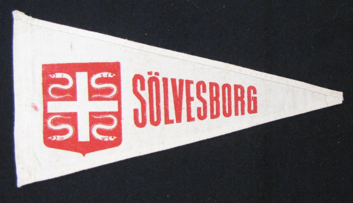Cykelvimpel från Sölverborg. Motivet är tryckt  med motiv av stadsskölden.

Vimpeln ingår i en samling av 103 stycken.
