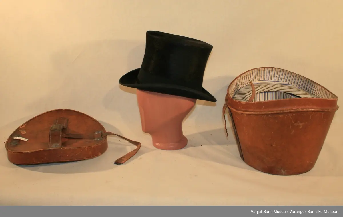 Flosshatt med lærkoffert har tilhørt Isak Saba.
Hatten er sort. 
Inni hatten står det:                   Mode
                                                    de
                                                  Paris
                                               M. Olsen
                                              Christiania

Lærkofferten er brun m/lokk. På lokket er det et håndtak.