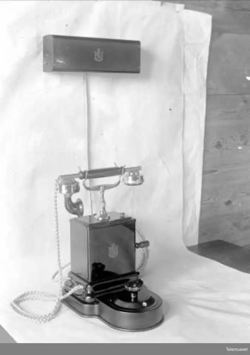 Telefonapparat, magneto lokal bordtelefon, i stål mtlf. liggende, klokke 2000 ohm. Linjevelger for 10-30 d.lj. 23.6.1922. Elektrisk Bureau.