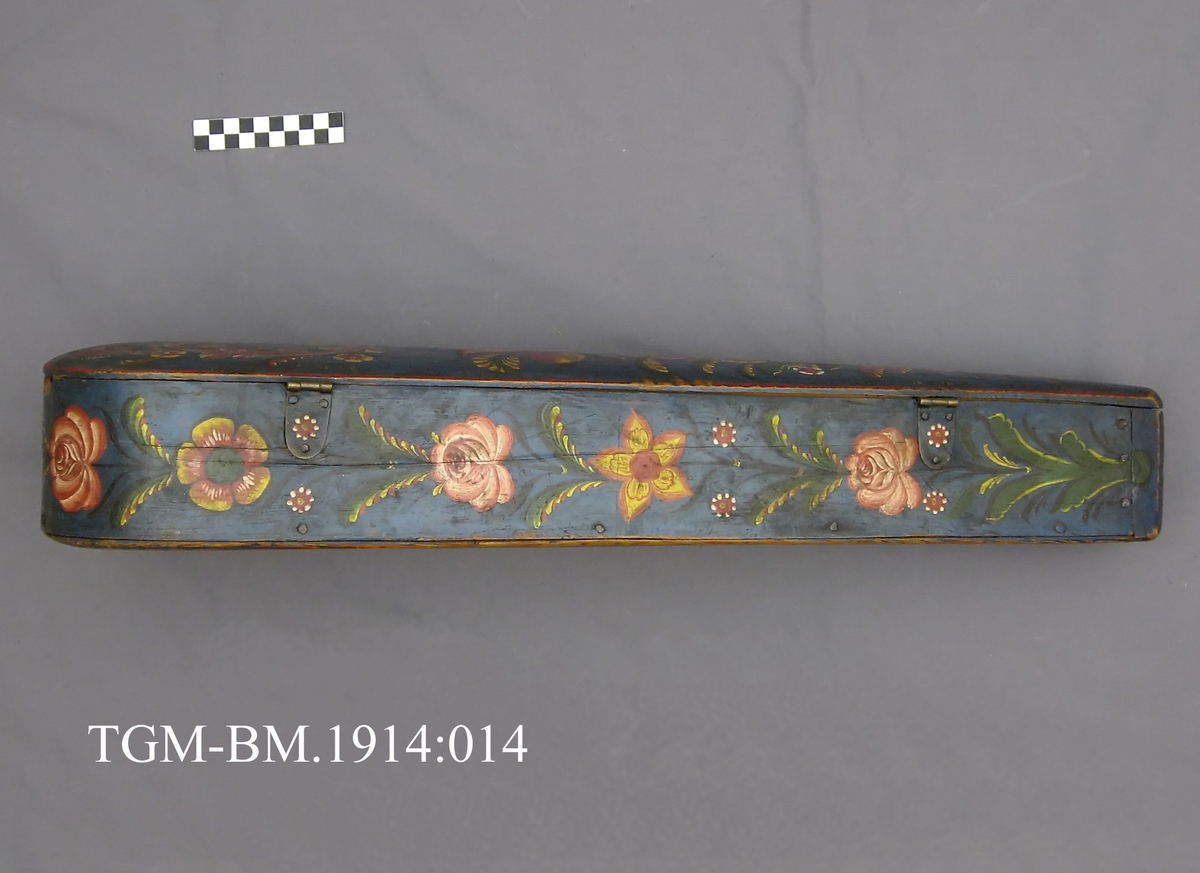 Fele med tilhørende felehus (skrin) som er rosemalt på blå bunn, årstallet 1864 er skrevet/malt på skrinet.