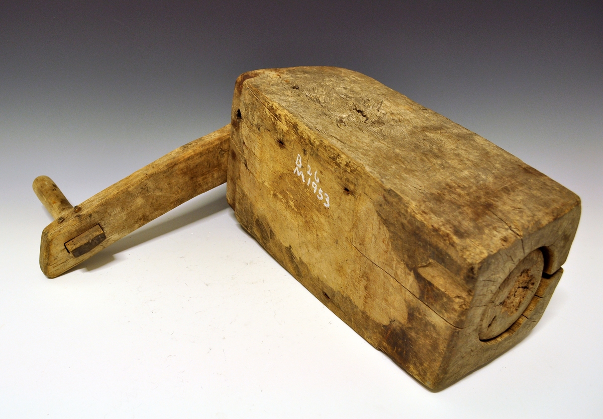 Fra protokollen: Dekorert med skurd i eit slag rifling med tungemønster oppå. Oversida sprekt, reparert med tre jarnhakar.