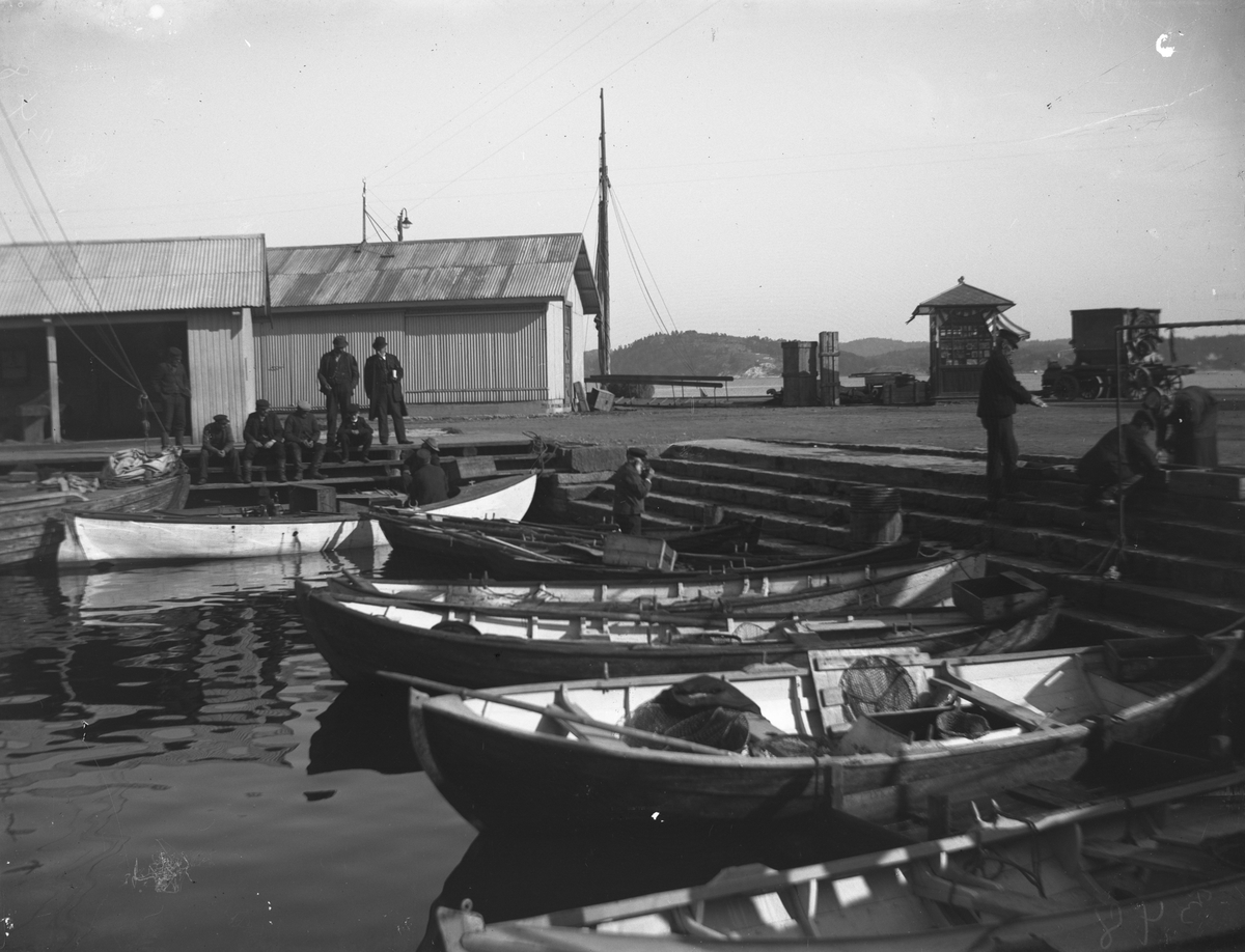 Fiskekogger og fiskere ved brygga i Kragerø