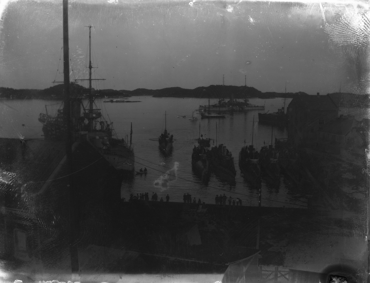 Orlogsskip i Kirkebukta 1905.Kragerø
