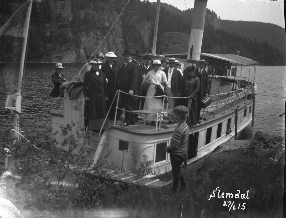 Passasjerbåt ved brygge. Slemdal 27/6-1915