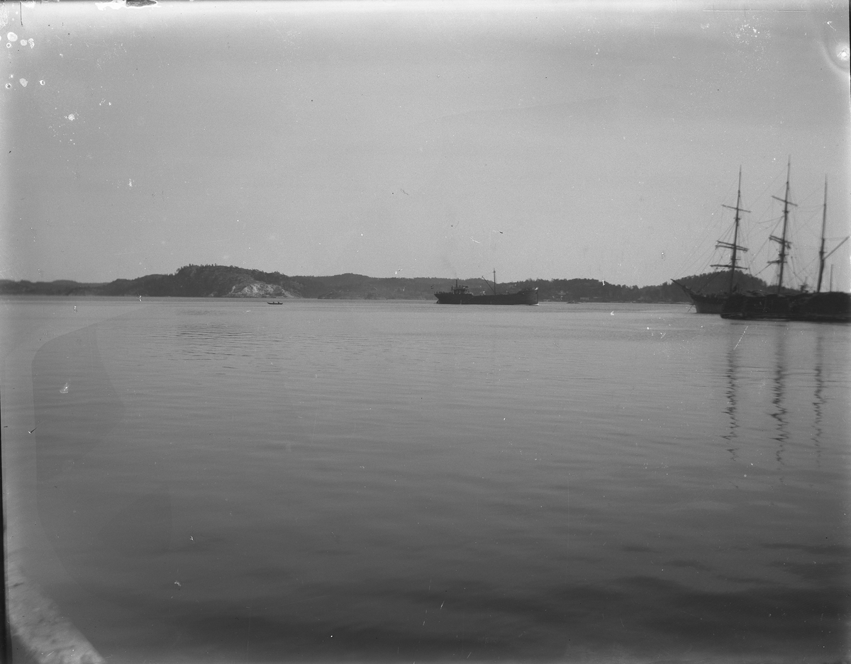 Bærøfjorden med båter, bl. a seilskute for anker. Kragerø