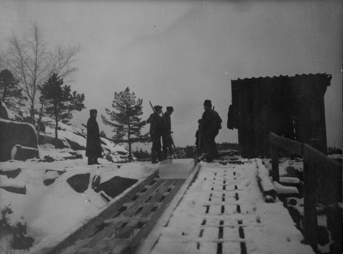 Isblokka på vei ned til ishusene. Bjelkevik isbruk, Levang. Januar 1911. Nicolay Wiborg til venstre.