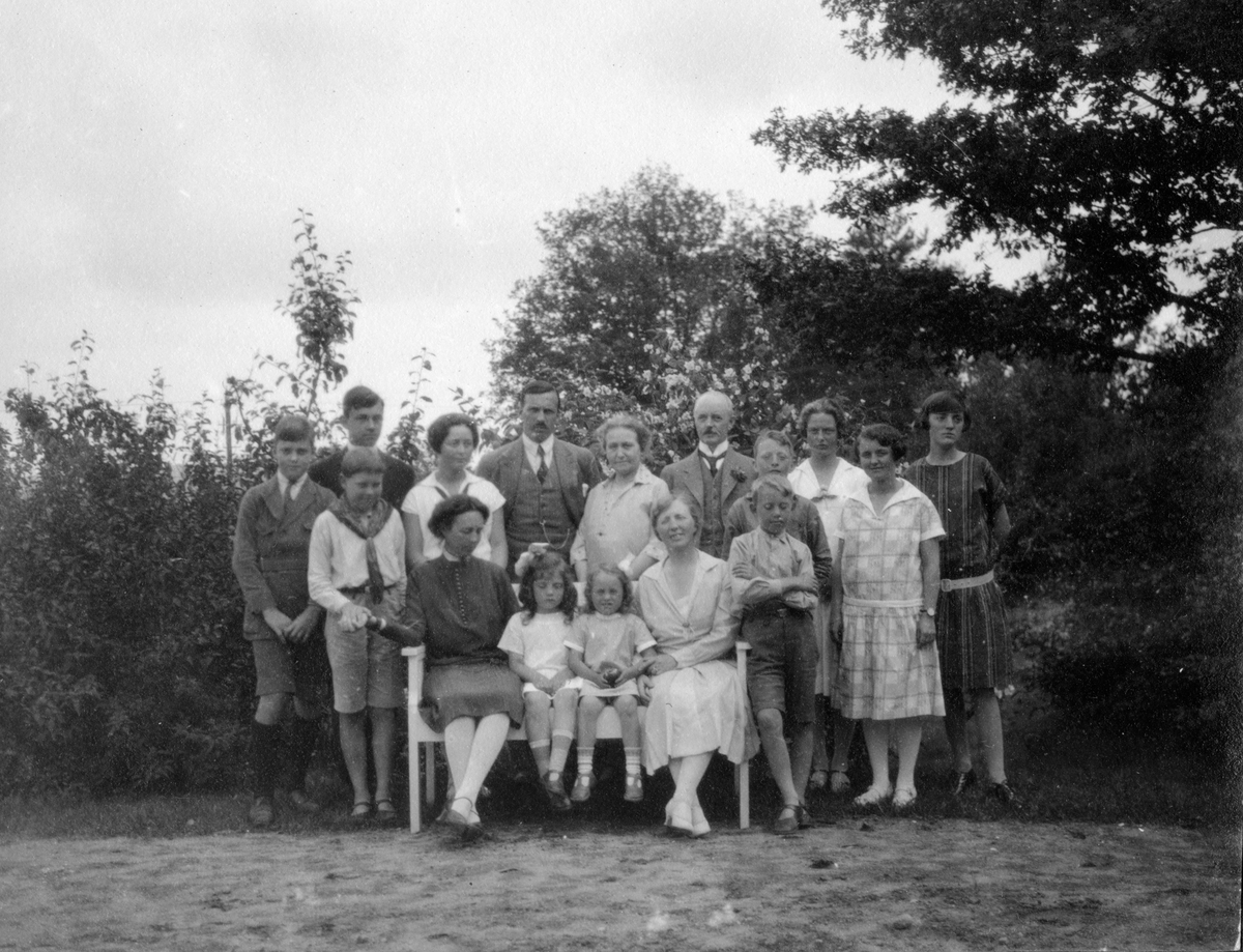 Frøvik gård. 27.07.1927. Kathinka, Lollen, Bonny og Jonny med barn og barnebarn.