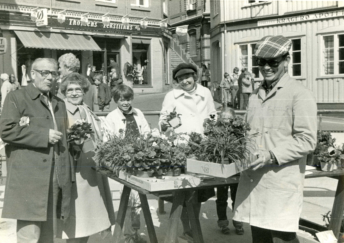 Knut Rinde, Sannidal Gartneri på torvet med blomster. Andersen og kone