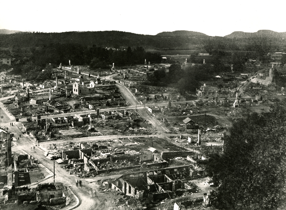 Skien fotografert rett etter bybrannen i 1886 - Telemark Museum ...