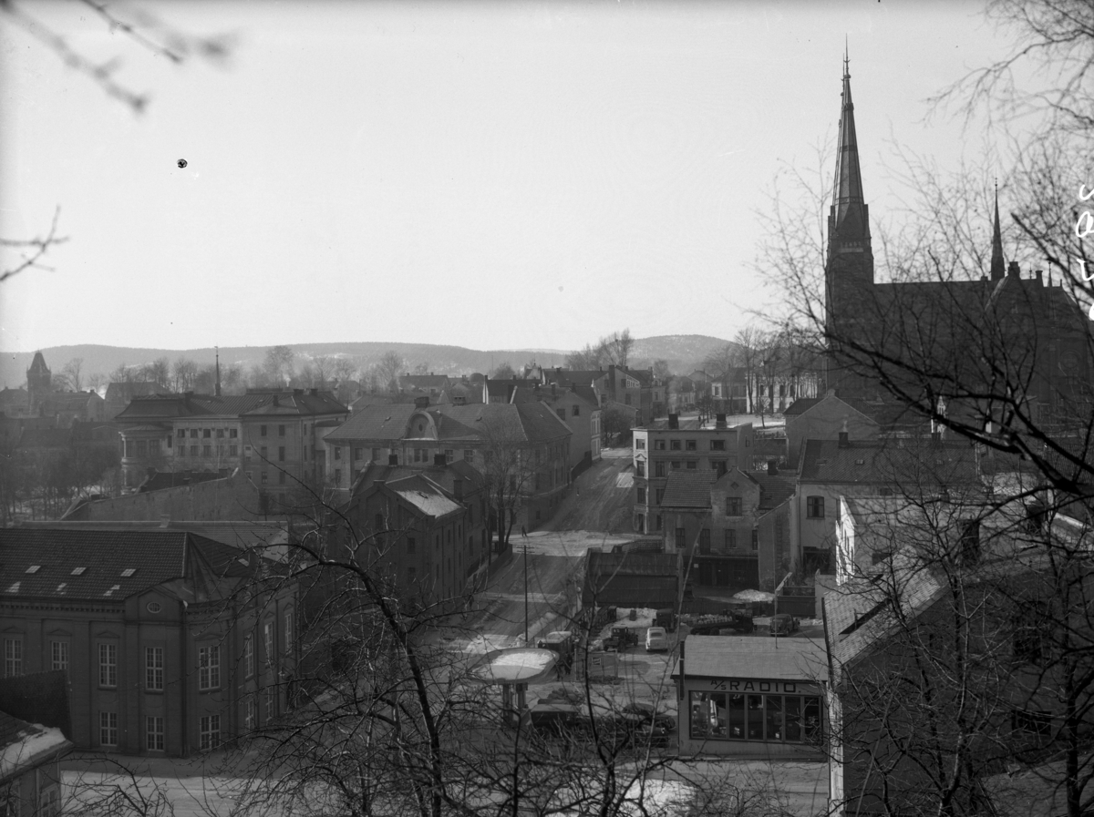 Oversiktsbilde over Holbergs gate, Kongens gate Autogården, Skien kirke, Festiviteten m. mer