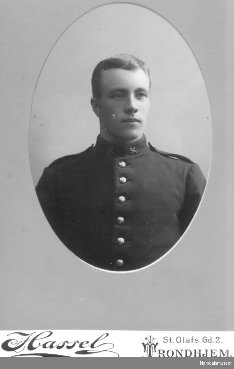 Ung mann i uniform, portrett.