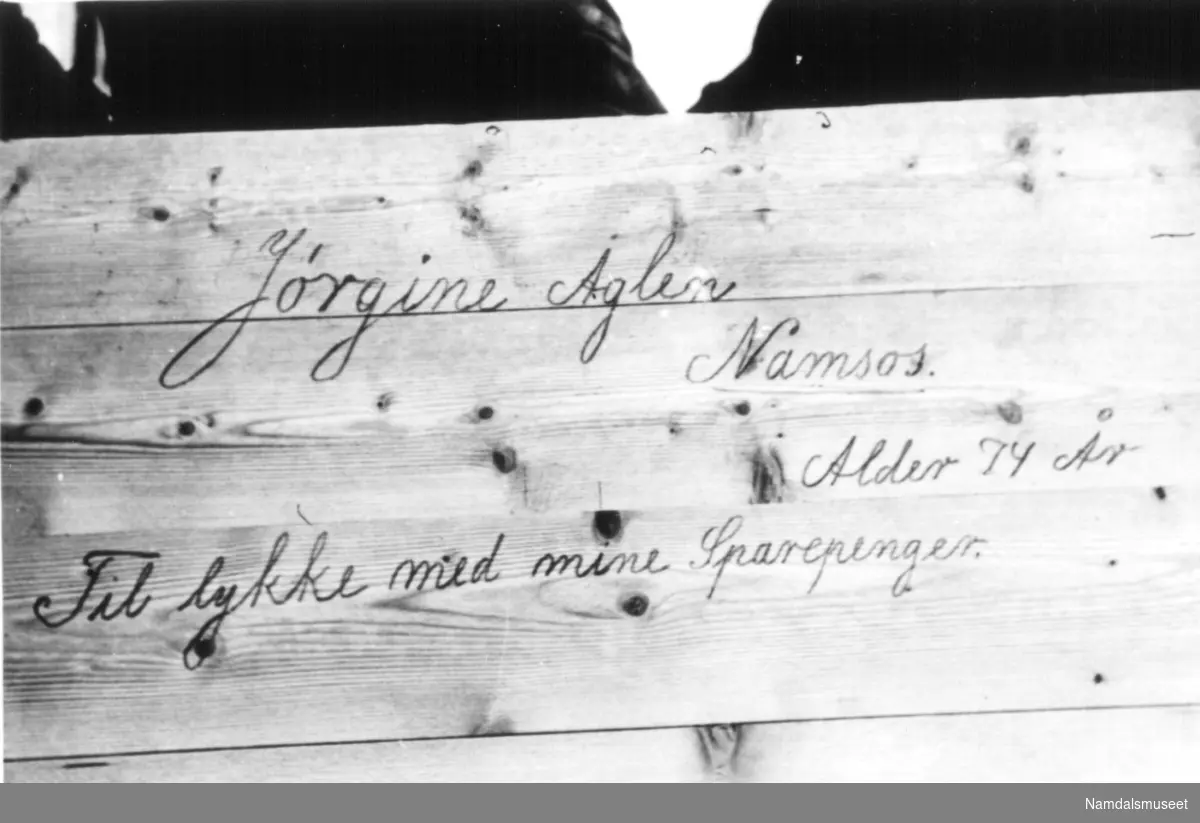 Frelsesarmeens brakke i Namsos. Fra radioinnleveringen i 1941. Påskrift på en kasse. "Jørgine Aglen, Namsos, Alder 74 år, Til lykke med mine sparepenger".