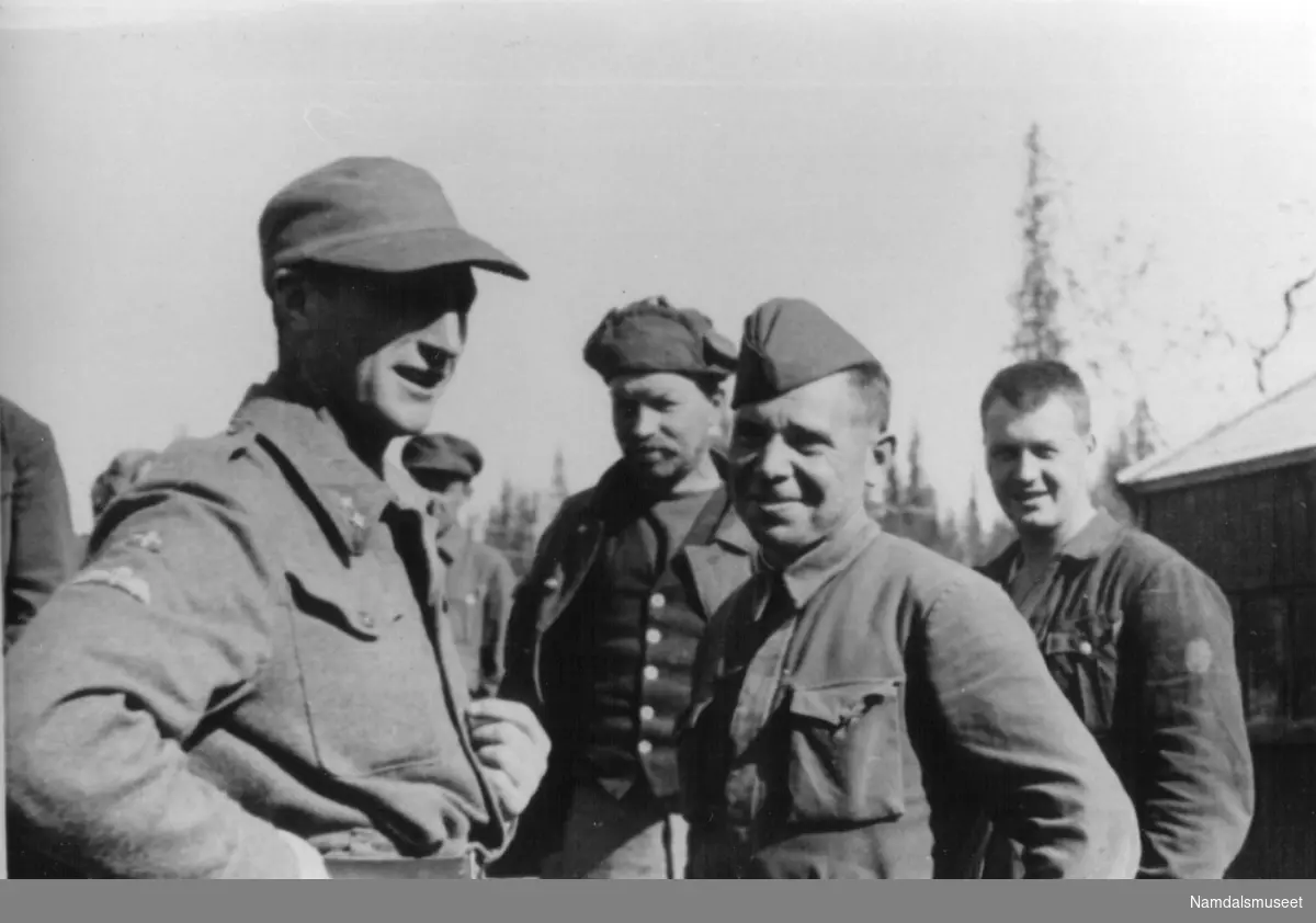 Lassemoen, Namsskogan, mai 1940. Russerleiren ved Lassemoen. Lt. Sanderud konfererer med lederen for leiren.