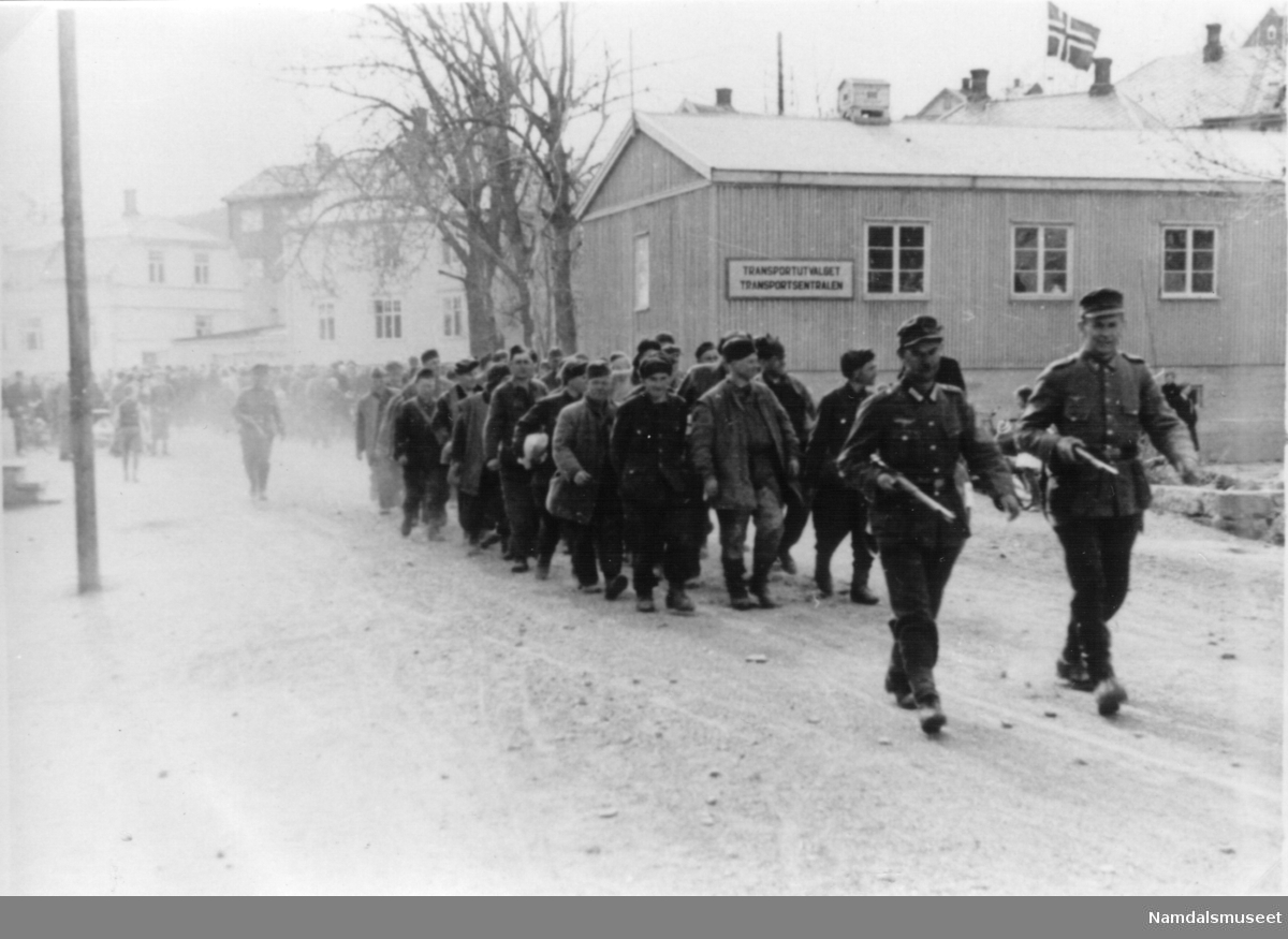 Namsos. Russernes siste dag i fangenskap med tyske soldater foran og bak. (Ved Snippen?)