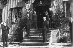 Fra Kongebesøket i 1946. Velkomstkomite under middagsserveri