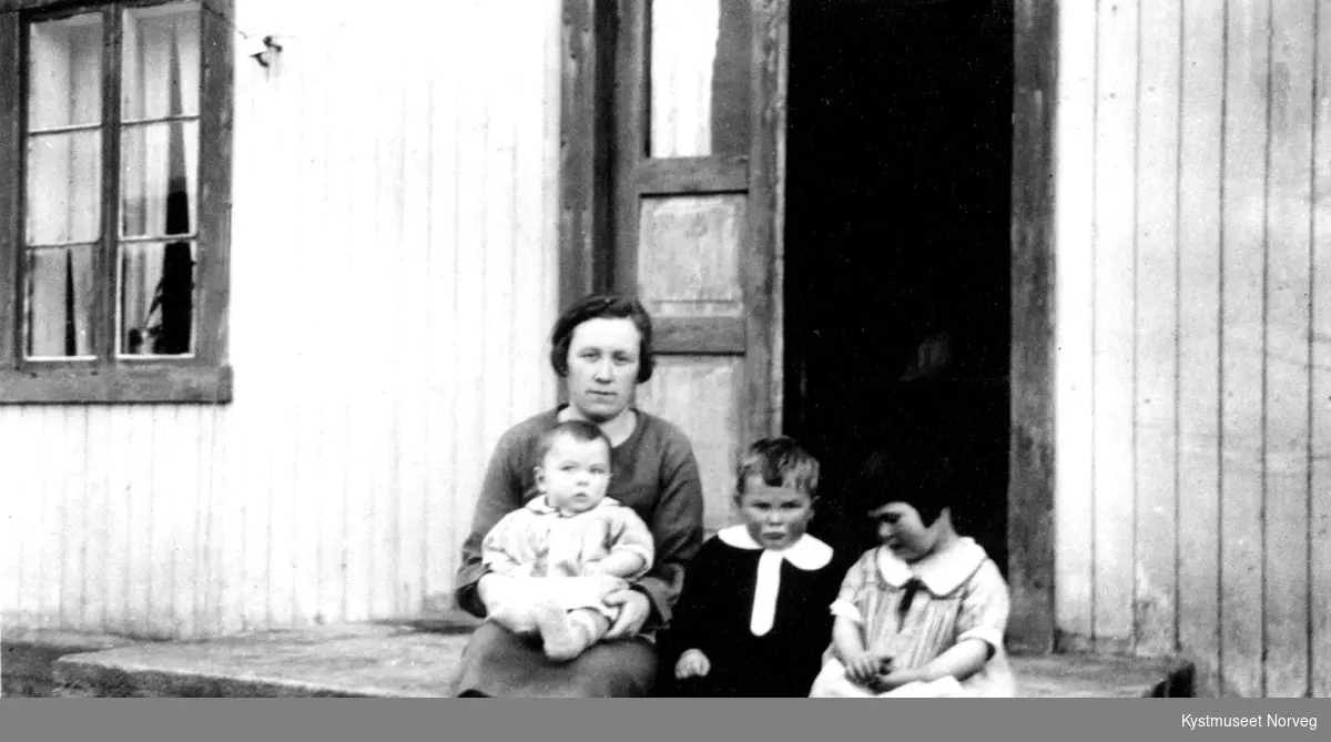 Anna med barna Øystein, Bjarne og Mary Myren fra Flatanger