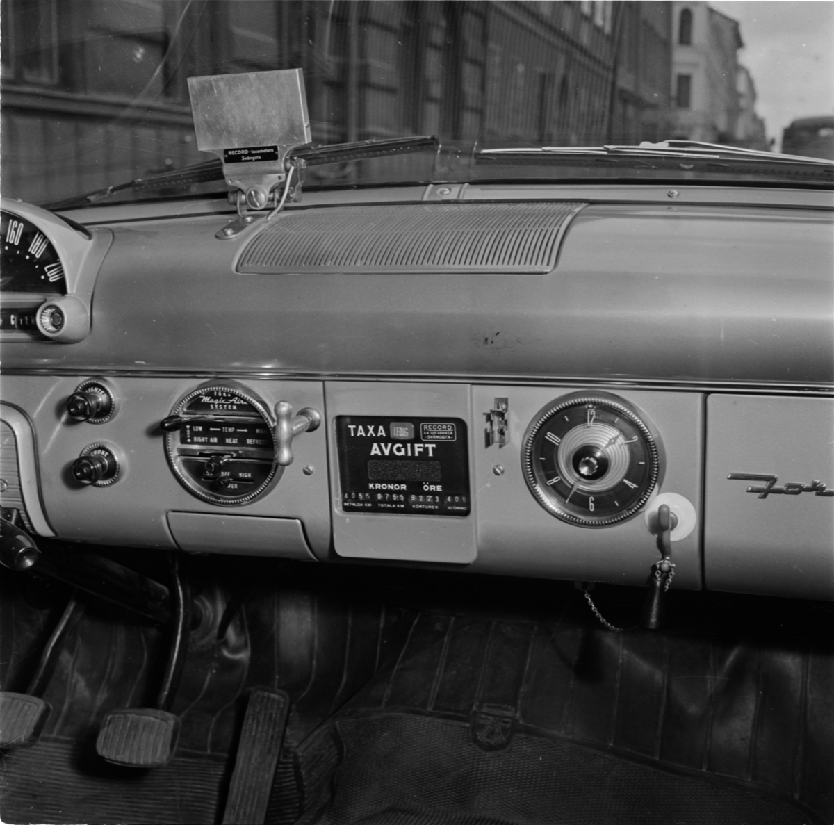 Instrumentbräda i taxibil, Uppsala juni 1955