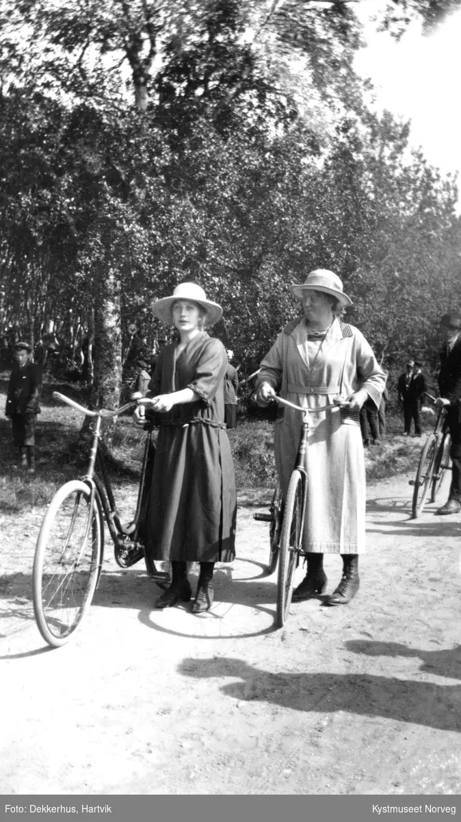 Ukjente menn og kvinner med sykler