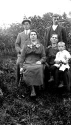 Marie Sørensen Laukvik, Agnes Sørensen med Yngve på fanget, 