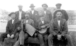 Foran fra venstre: Hilmar Dekkerhus, Gunnar Åkvik, Johannes 