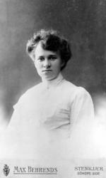 Portrett av ung ukjent kvinne