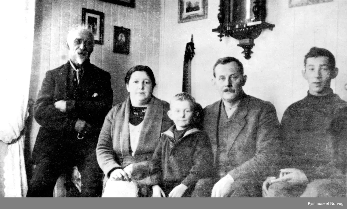 Fra venstre: Rindulf Horseng, fyrmester Marius Haraldsø med kona Dorthea Åsen Haraldsø med sønnene Bjarne og Ragnar