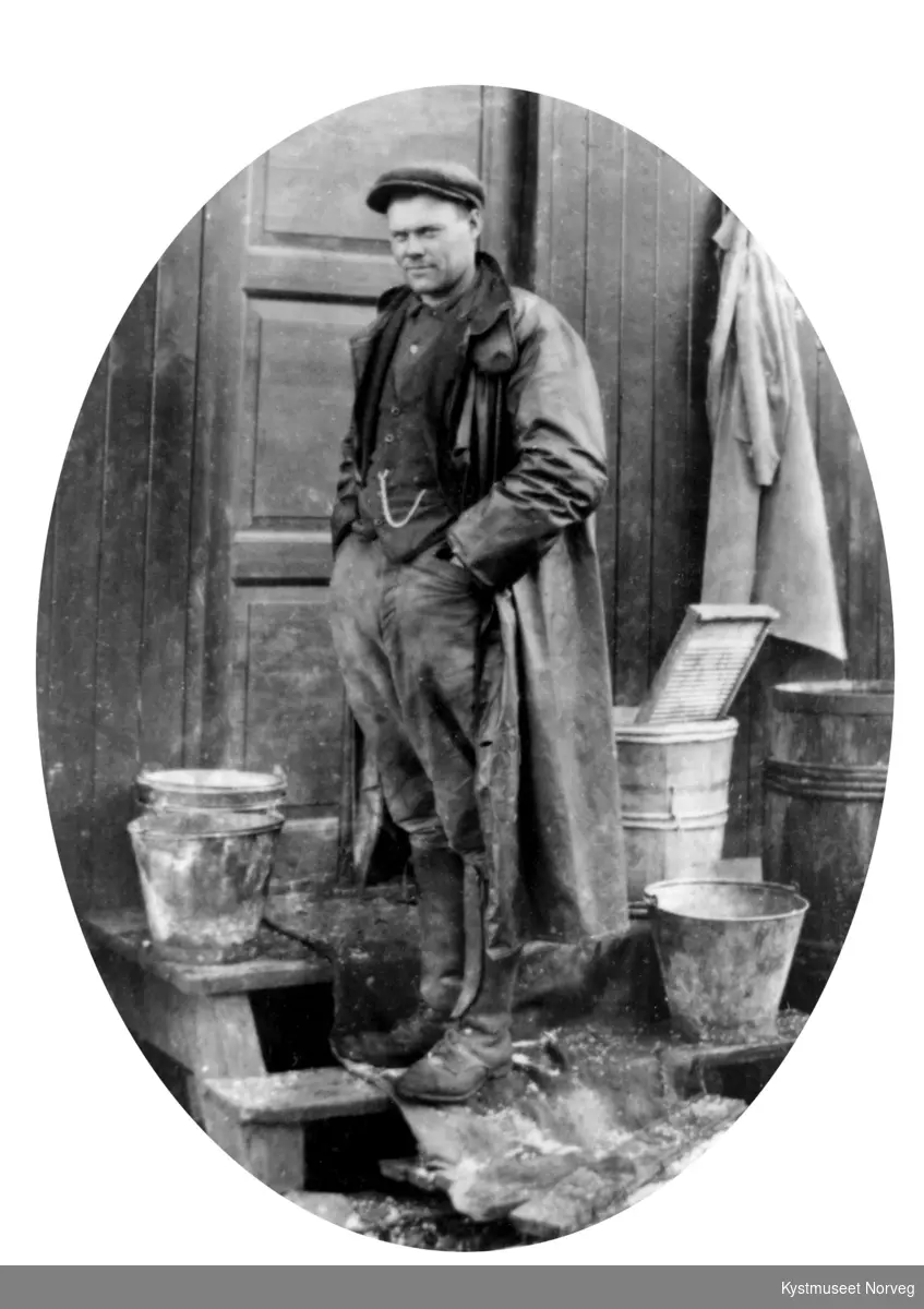 Olav Wassås ved ei brakke under bygging av Ottersøy bruene omkring 1920