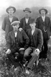 Anleggsarbeidere fra Nærøy, i midten bak står mannen med til