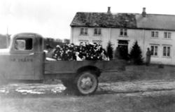 Foran hovedbygningen i "Myra" i Varøya, Nærøy