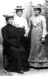 Ukjent dame, Mathea Valø Fjukstad og Ingeborg Valø Frelsøy