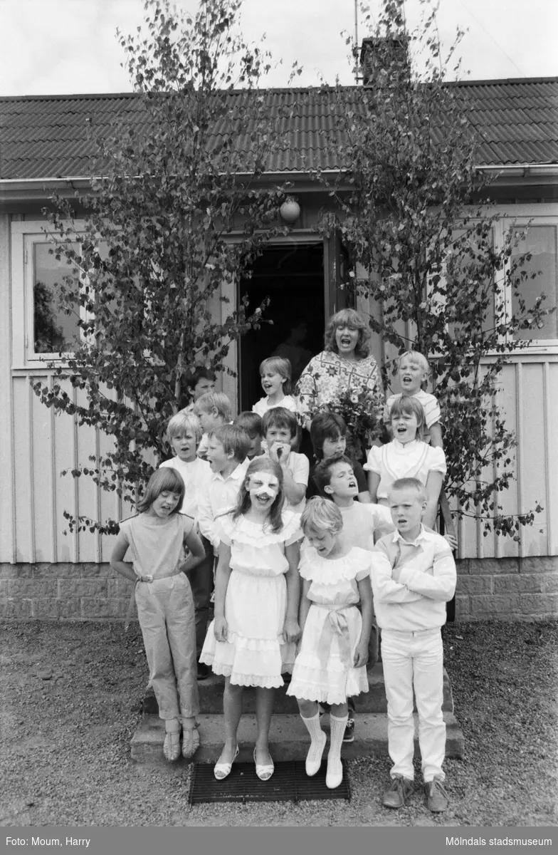 Skolavslutning på Hällesåkersskolan i Lindome, år 1984.

För mer information om bilden se under tilläggsinformation.