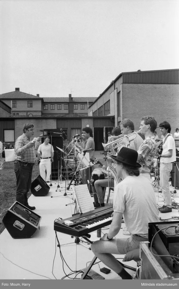 Marknad och musikuppträdande på Stretered i Kållered, år 1984. Fotografi taget av Harry Moum, HUM, Mölndals-Posten.