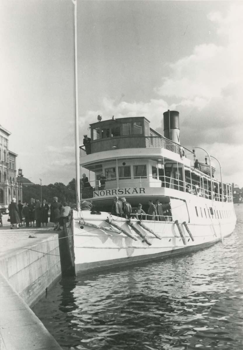 Passagerarångfartyget Norrskär av Vaxholm liggande vid Nybrokajen omkring 1955.