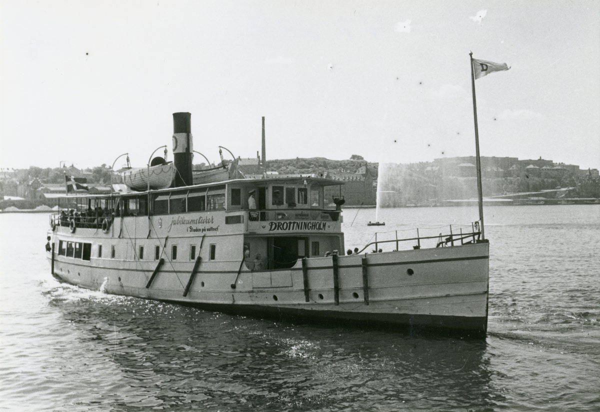 Foto i svartvitt visande
passagerarångfartyget DROTTNINGHOLM av Stockholm på utgående från Klara strand.