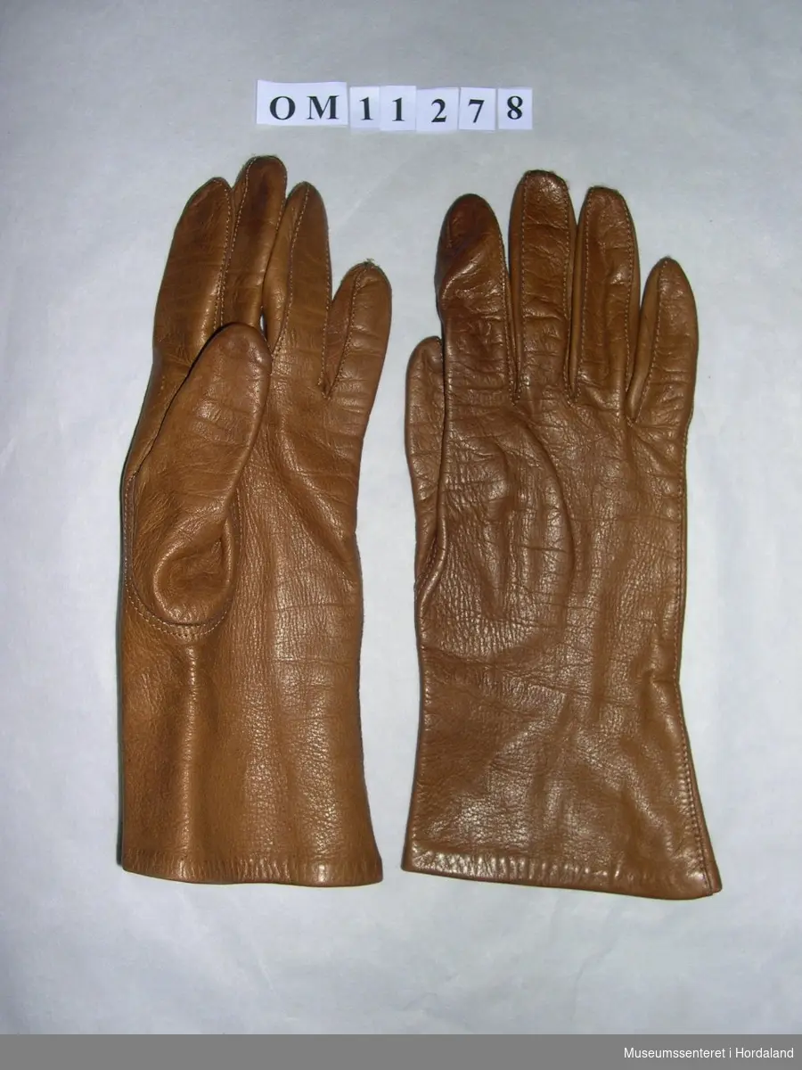 Form: smale, korte hanskar med pyntesaum rundt fingrane
