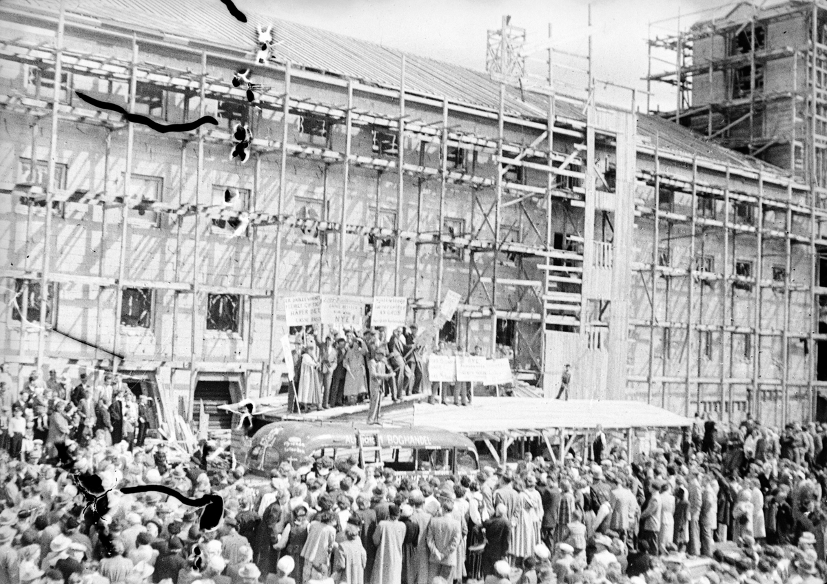 17. mai. Elverum. 
 1954. 
 Folkemengde ved rådhuset som er under bygging. Russ. 